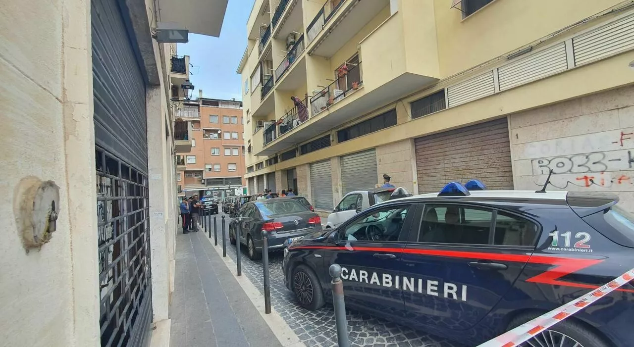 Omicidio a Civitavecchia, accoltella l'ex nell’androne: tre colpi al cuore, muore 47enne