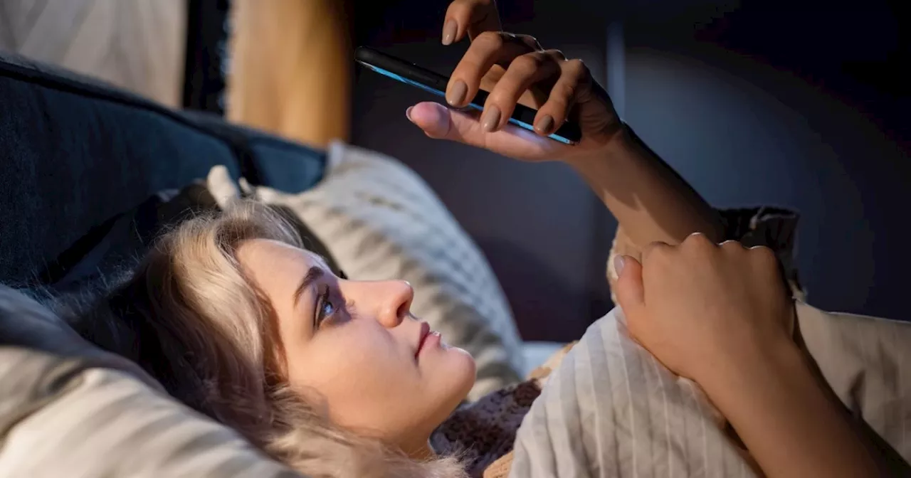 Vamping, hábito nocturno con el celular que afecta el sueño