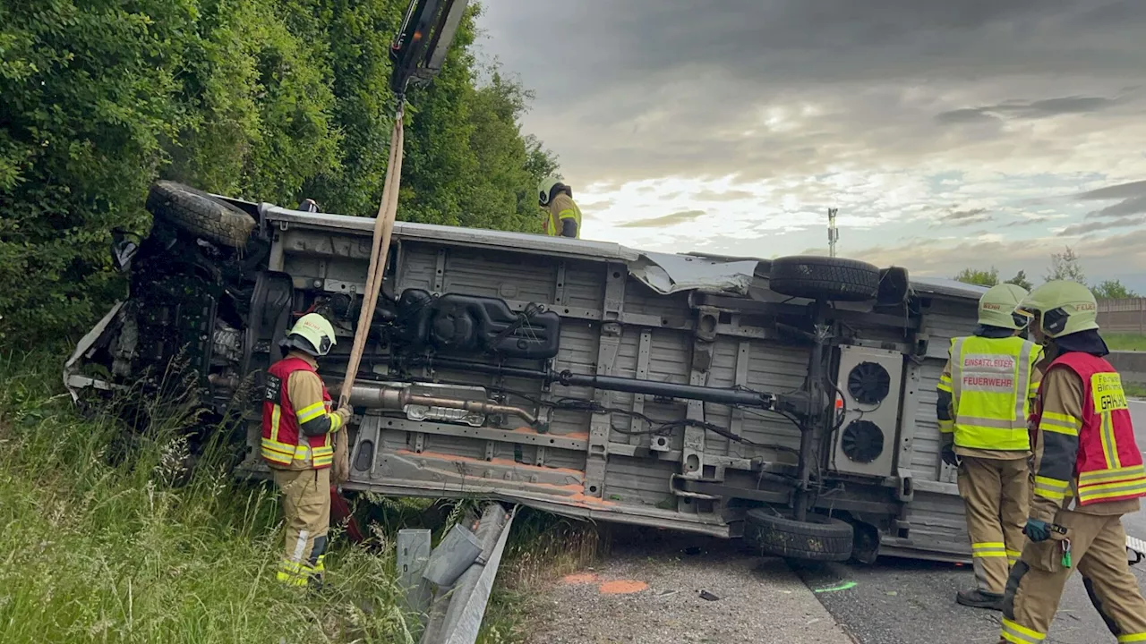 Lenker landet im Spital: Schwerer Unfall auf der A1 bei Blindenmarkt