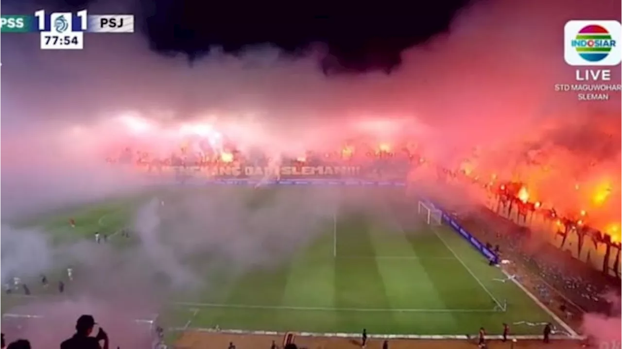 Seperti Medan Perang, Laga PSS Sleman Vs Persija Jakarta Dipenuhi Asap Tebal