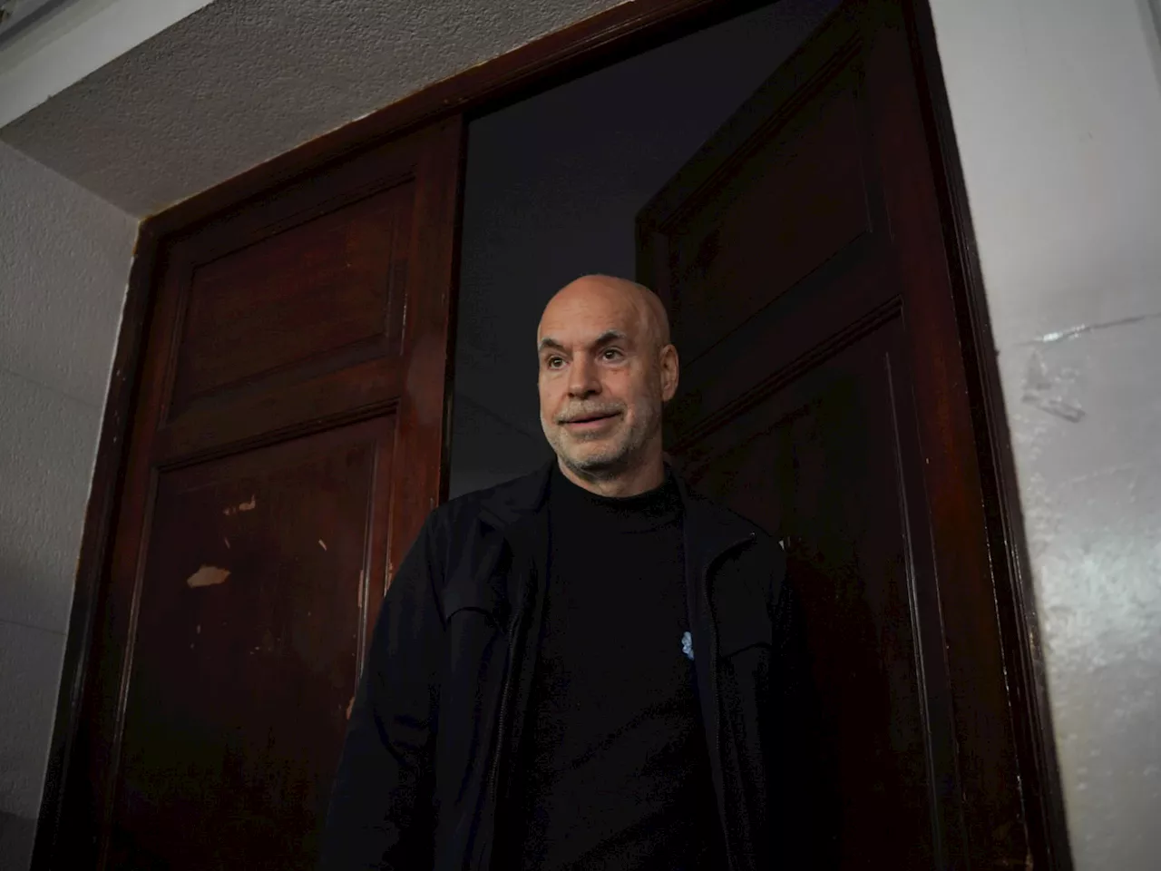 El accidentado voto de Larreta: su mesa abrió una hora más tarde, la máquina no lo detectó y hubo un desmayo mientras hablaba con la prensa