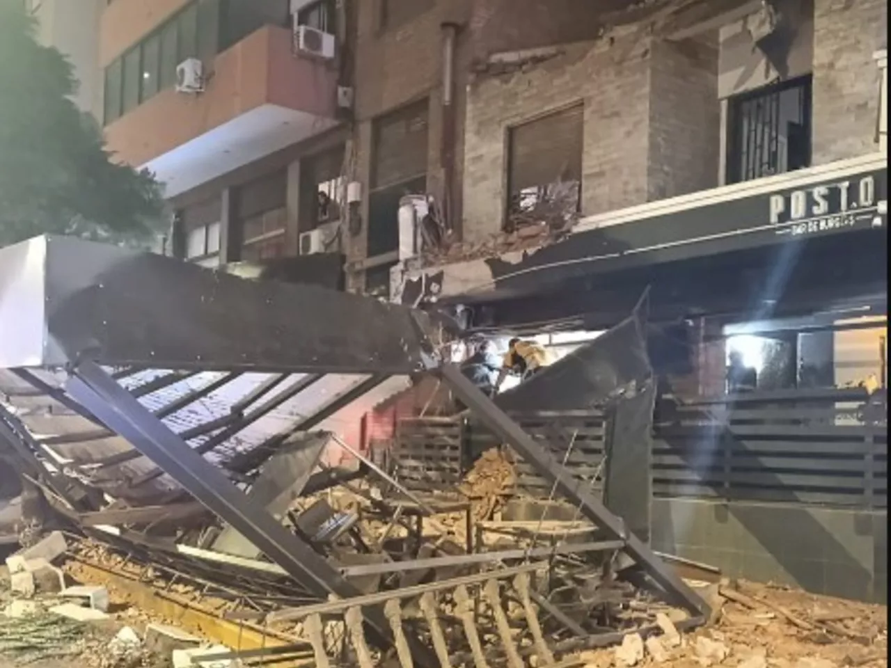 Tragedia en Córdoba: se derrumbó el techo de un hostel, cayó sobre un bar y murió un hombre que quedó bajo los escombros