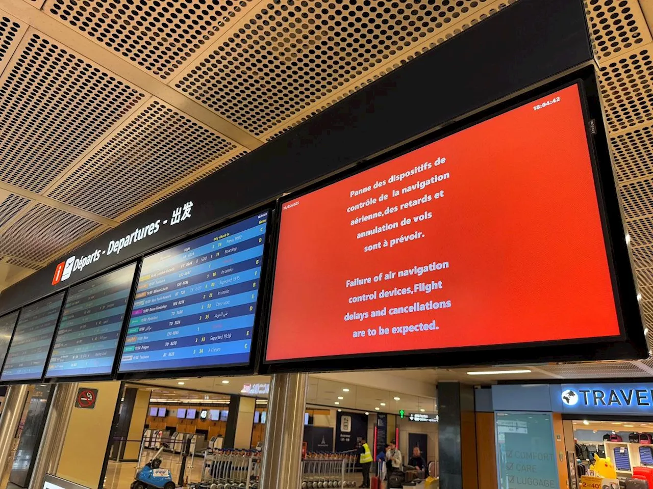 Control tower breakdown brings flight chaos to Paris airport