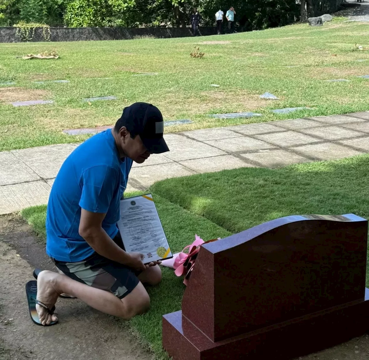 LOOK: Erwin Tulfo visits mom's grave with certificate of proclamation