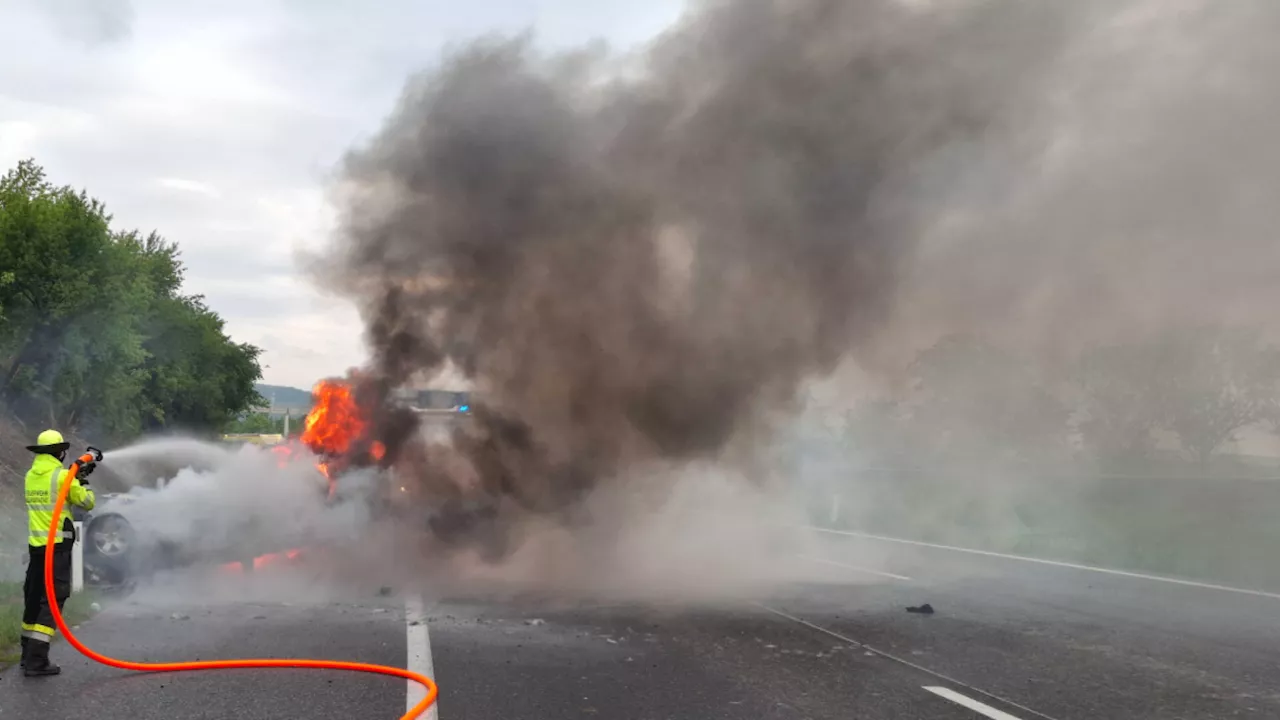 Auto ging nach Überschlag beim Knoten Steinhäusl in Flammen auf
