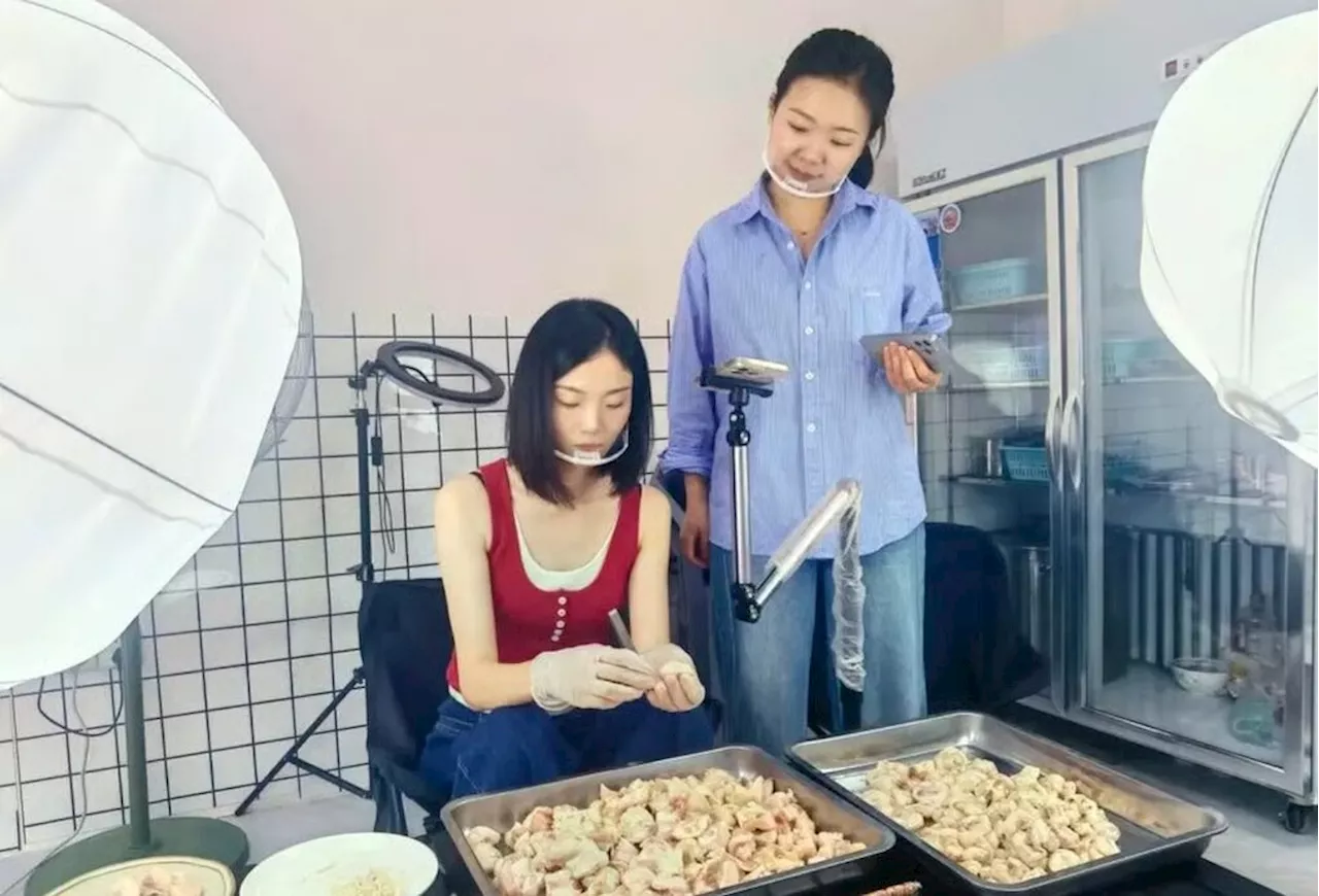 Peniaga tular buat siaran langsung cabut bulu tongkeng ayam