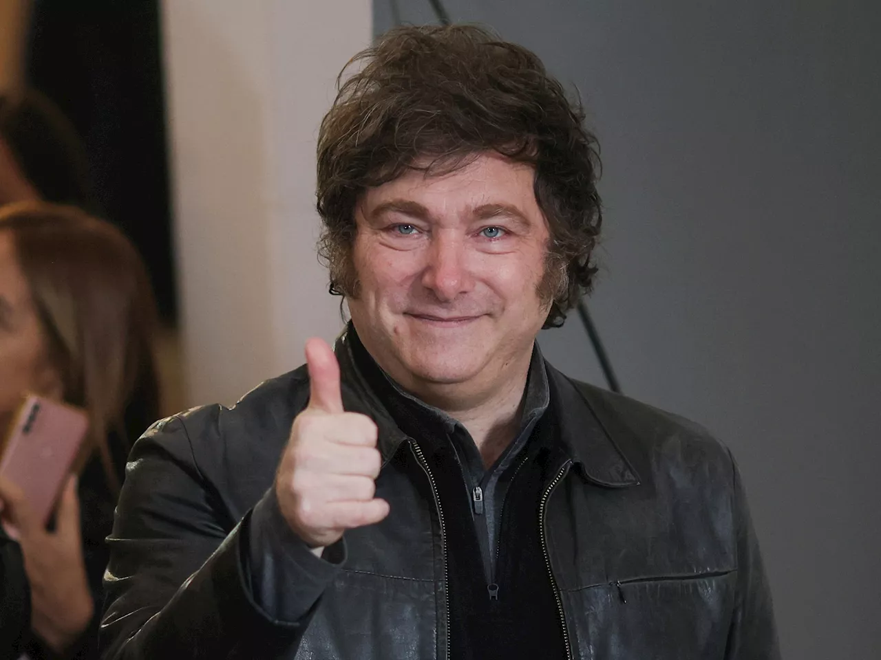 'Van a poder usar los dólares sin dejar los dedos marcados', dijo Milei sobre la medida que prepara el Gobierno para impulsar el consumo con moneda extranjera