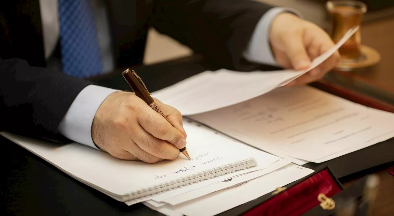 Badante induce l'anziano a fare testamento a suo favore, poi ricatta le figlie: «Se mi ostacolate lo sposo»