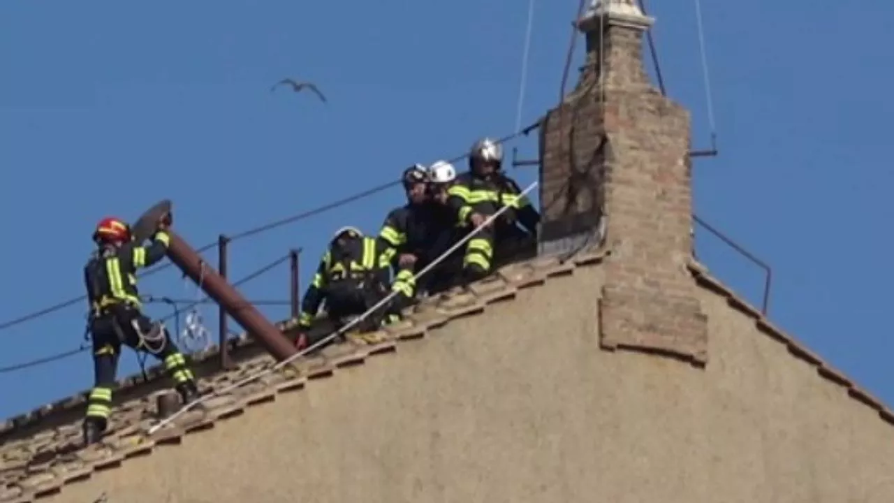 Conclave, montato il comignolo sul tetto della Cappella Sistina