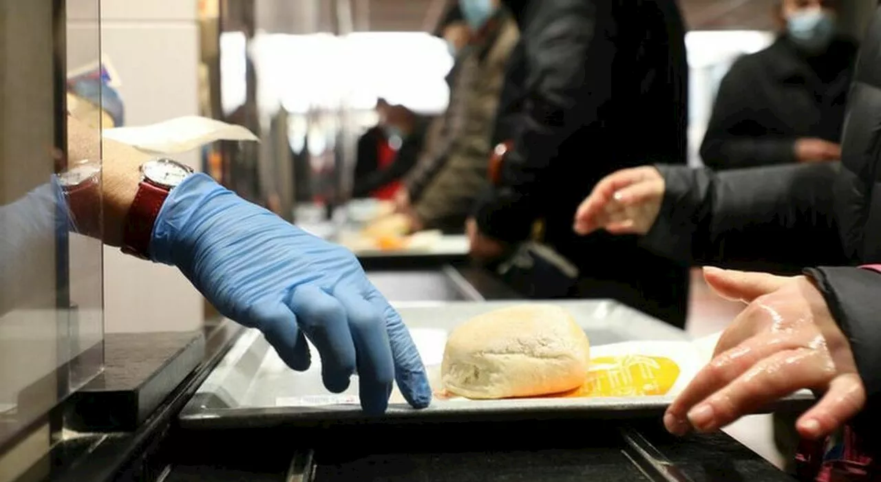 Gli rubano tutto ed è costretto ad andare alla Caritas per mangiare: in mensa trova uno dei rapinatori