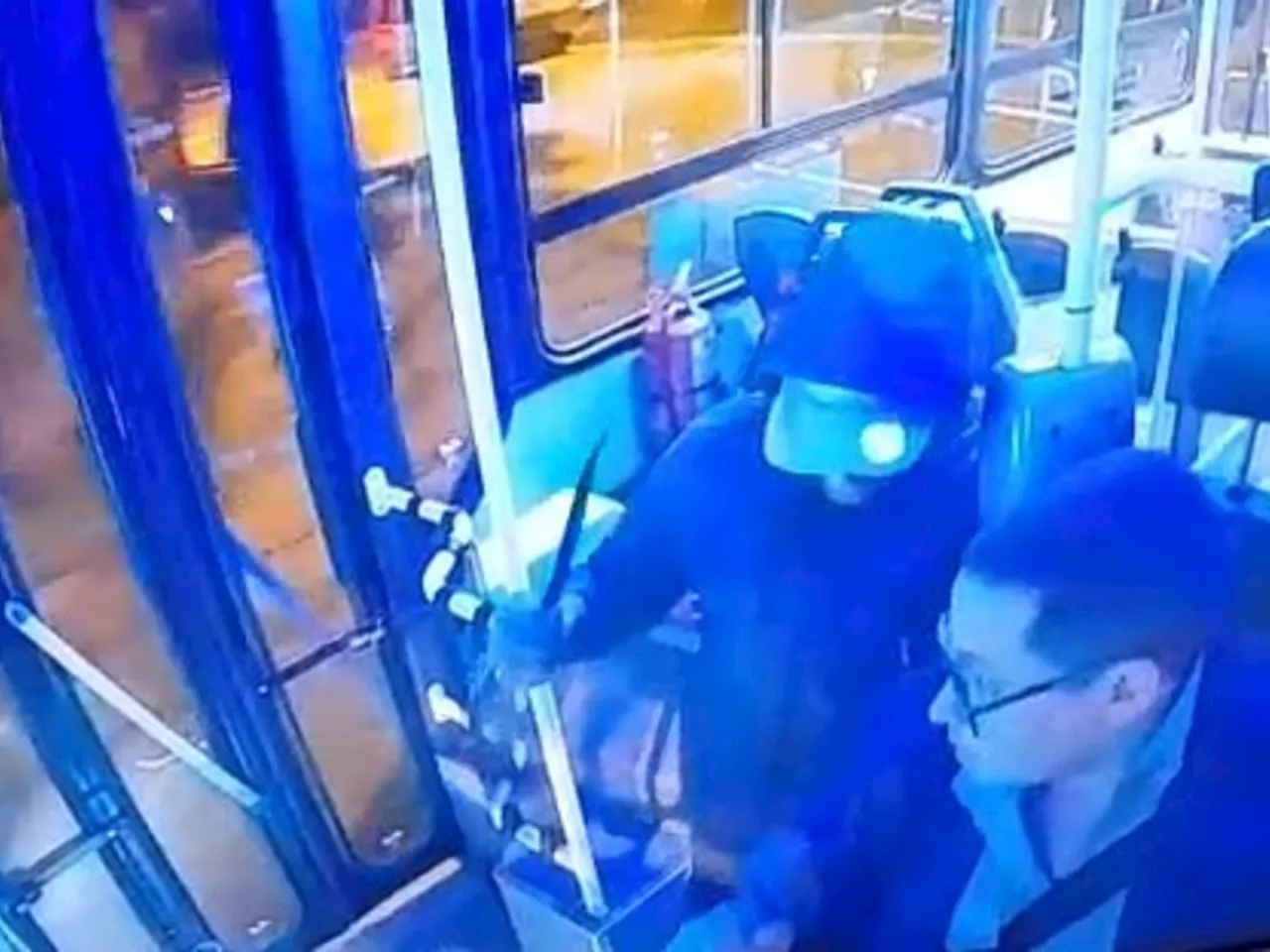 Video: así fue el violento ataque al chofer de colectivo que provocó el paro en la línea 126 en La Matanza