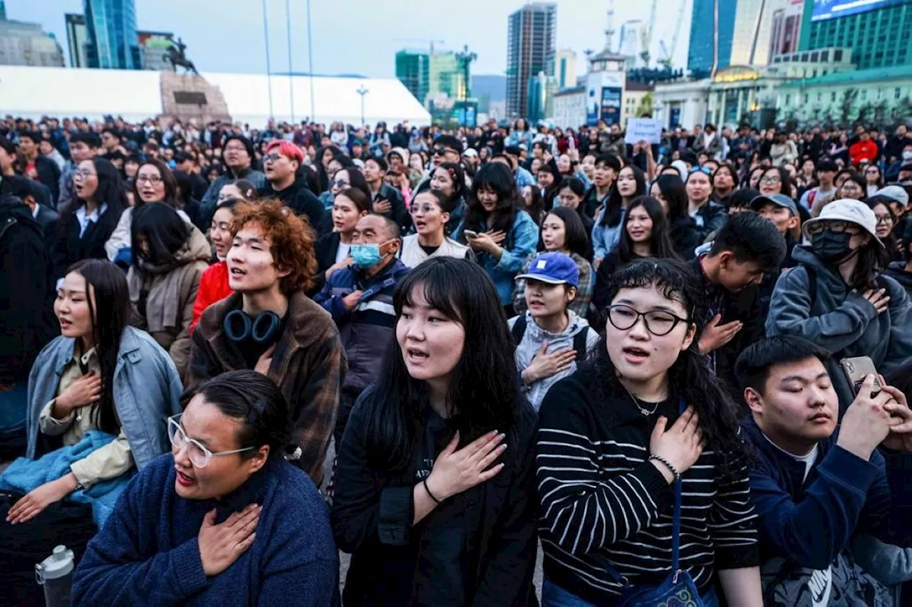 Young Mongolians demand PM to resign