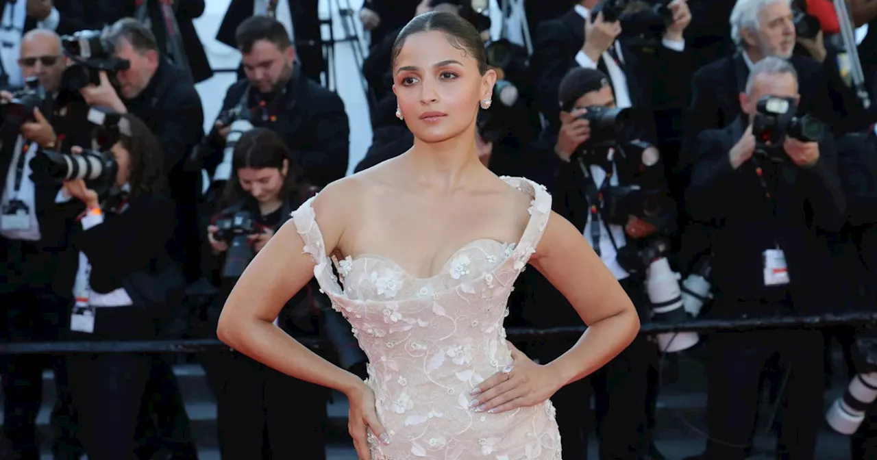फूलों से सजा गाउन, नजर का काला टीका... देर से ही सही पर Cannes में दिखा आलिया का जलवा, तो ढेर हुईं विदेशी हसीना