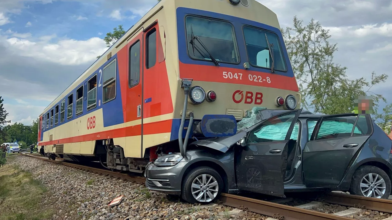 Zuggarnitur kollidierte mit Pkw: Lenker verletzt