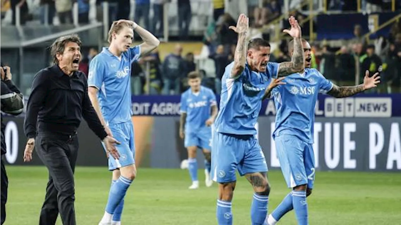 Conte va sotto la curva, mostra lo scudetto ai tifosi e urla: 'È per tutti voi'
