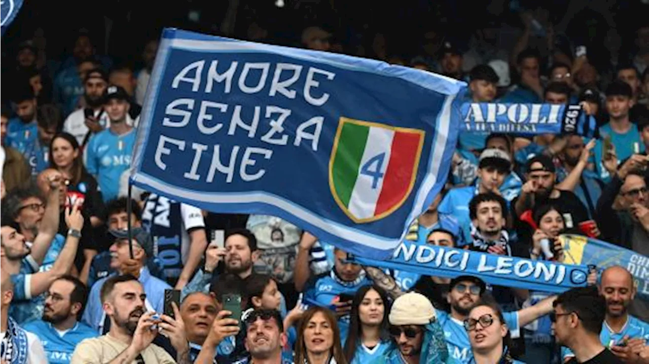 L'esatto momento in cui il Napoli vince lo scudetto: Piazza del Plebiscito è una bolgia