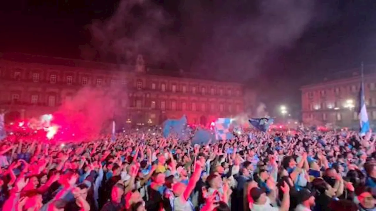 Scudetto Napoli, continua la festa: l'ovazione in Piazza del Plebiscito alla consegna della coppa