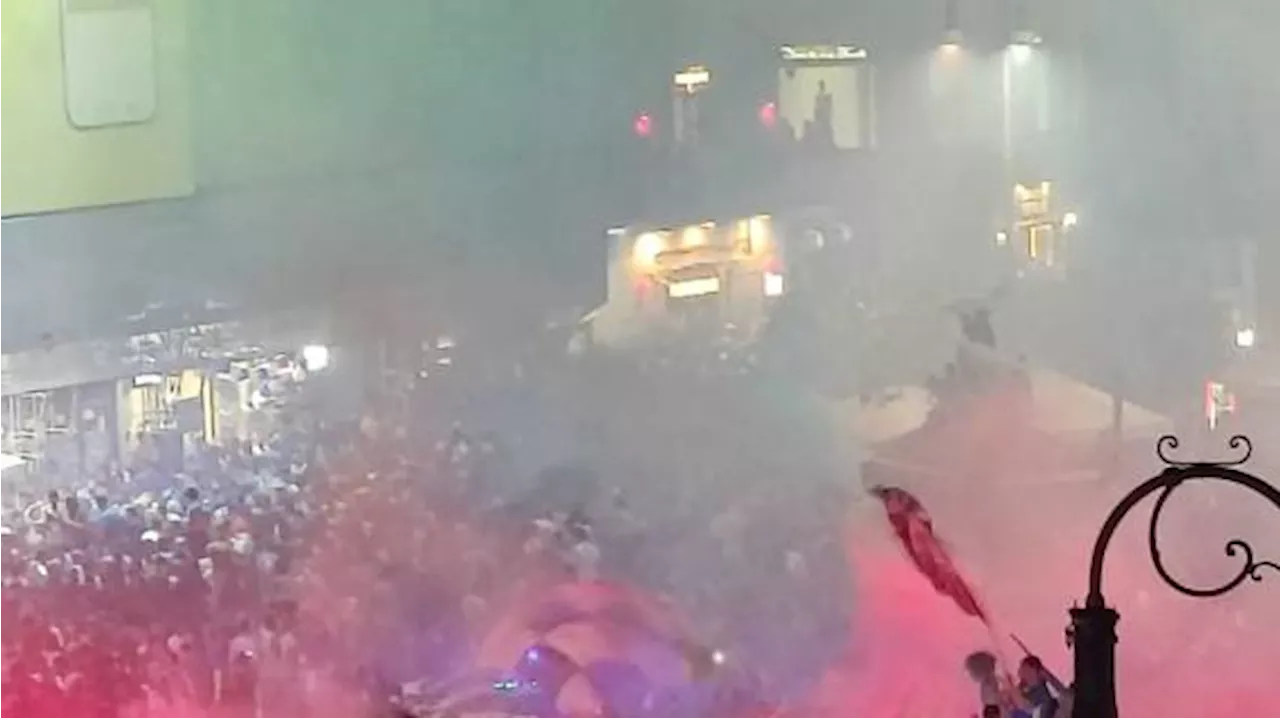 Tutti in piazza a Napoli per la festa scudetto, l'assalto alla fontana del Carciofo