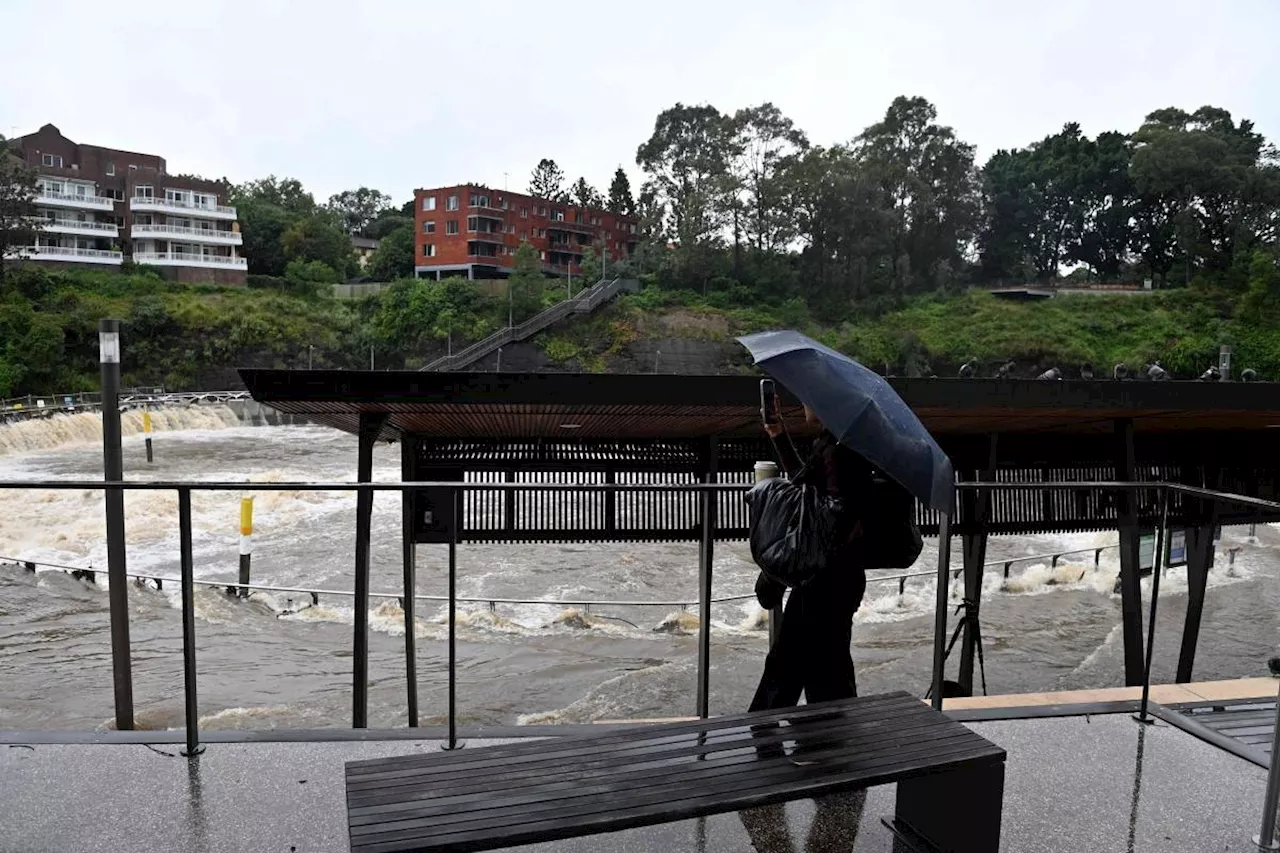 Australia floods ease; many still isolated