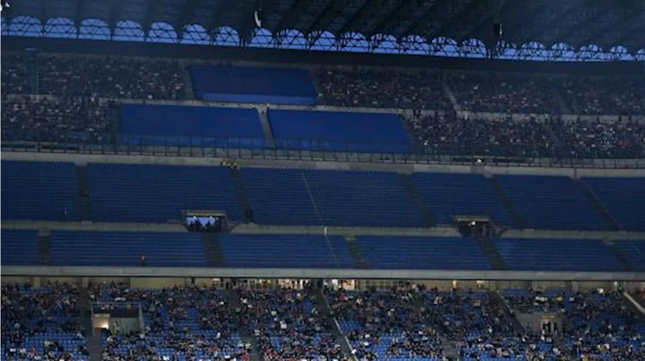 Milan, la contestazione prosegue fuori dal Meazza con due striscioni durissimi: 'Restate soli'
