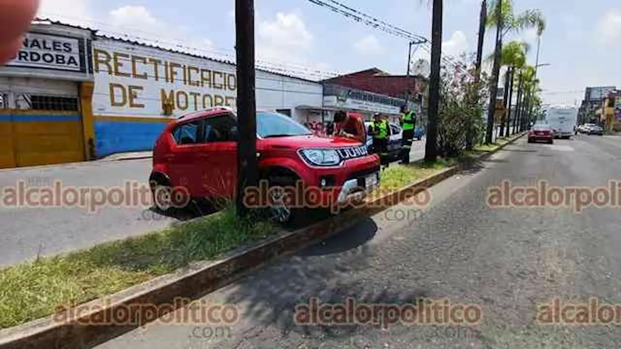 Lo estacionaron sin freno de mano y auto terminó sobre camellón, en Córdoba