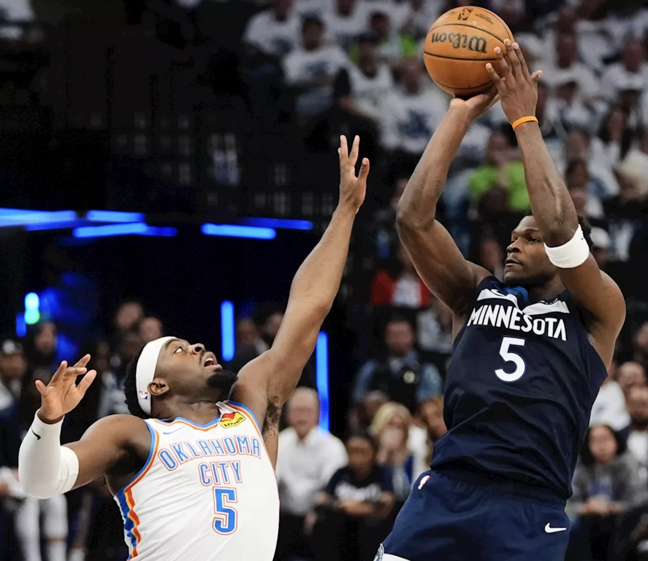 Wolves silence Thunder to tighten series