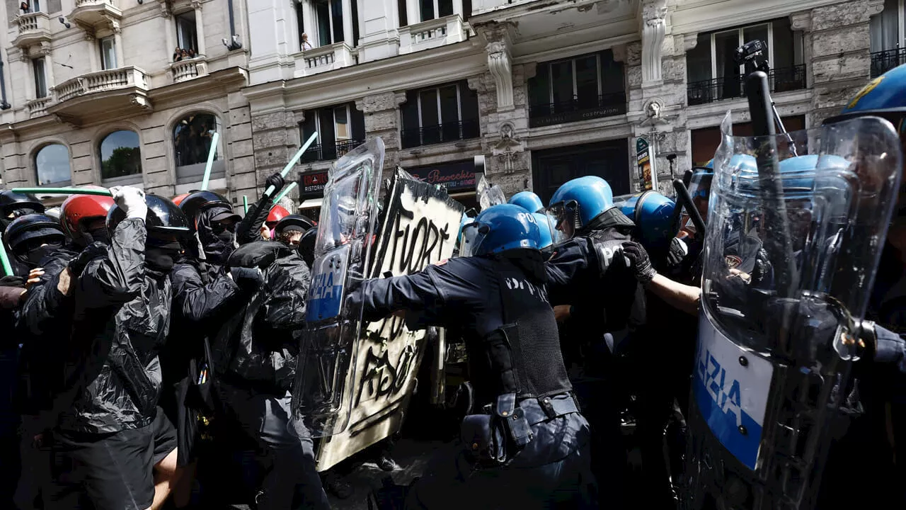Scontri alla manifestazione 'No Ddl Sicurezza': i manifestanti forzano il cordone, la polizia risponde con cariche