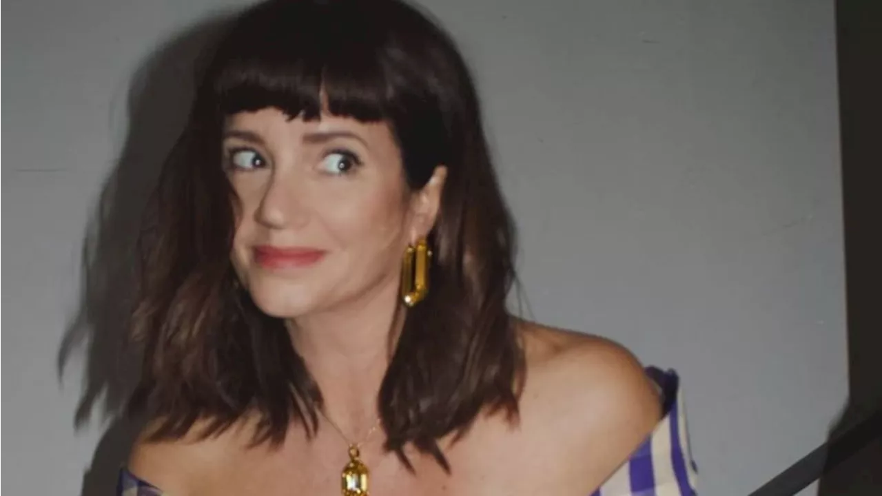 Griselda Siciliani deslumbró con un minivestido de Guevara Ocampo en un color de moda y joyería a juego