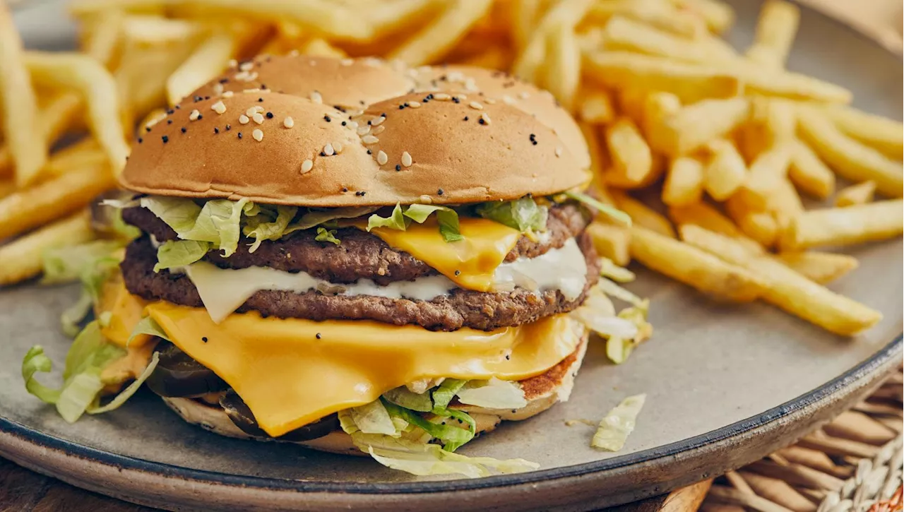 Hamburger: da piatto povero a mito pop, quanta storia tra due fette di pane