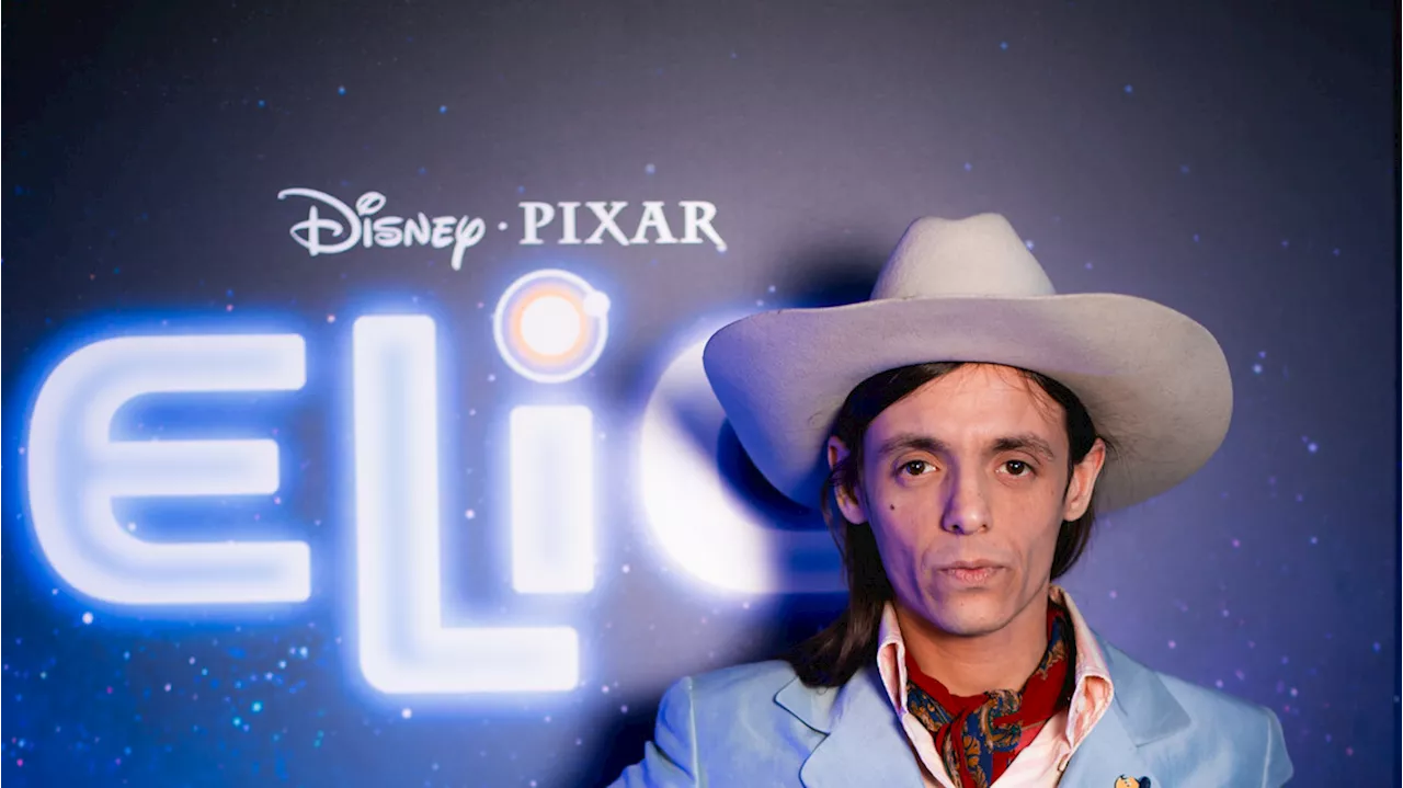 Lucio Corsi, do la voce a un ambasciatore alieno in 'Elio'