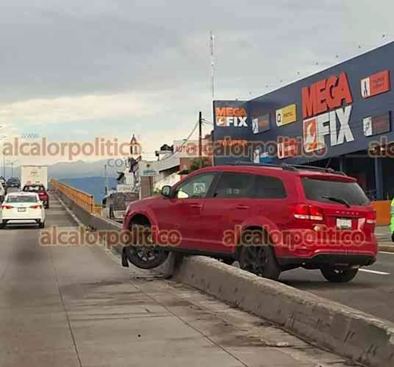 Camioneta termina trepada sobre muro divisorio en puente Olmos de Xalapa