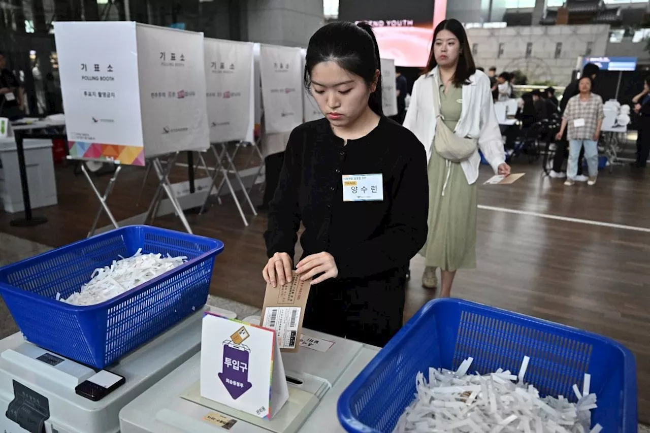 South Koreans begin early voting in presidential poll