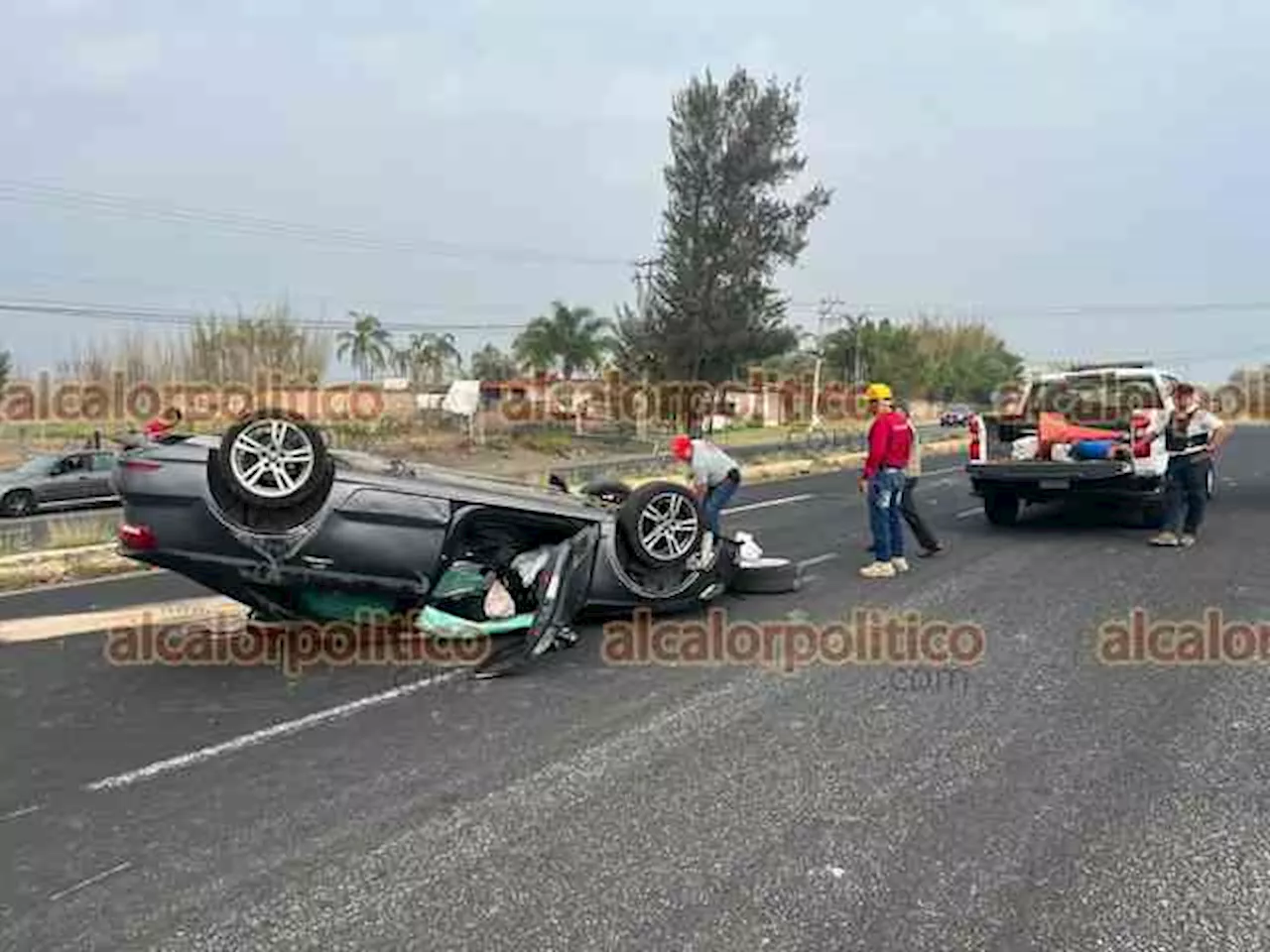 Auto se fue contra camellón central y termina llantas arriba, en Emiliano Zapata