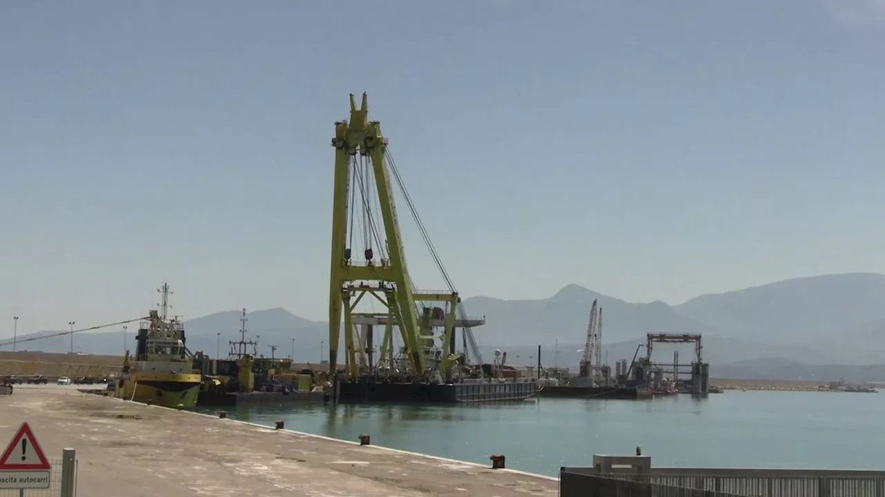 Bayesian, gru gigante in Sicilia per recuperare lo yacht affondato: oltre 70 operatori mobilitati