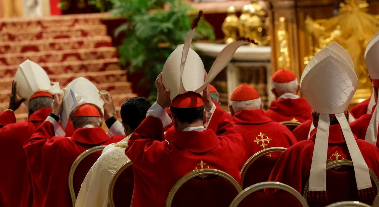 Conclave, mediazione tra i cardinali: sei cordate per sei nomi. Ecco i favoriti (mentre continuano i veleni su