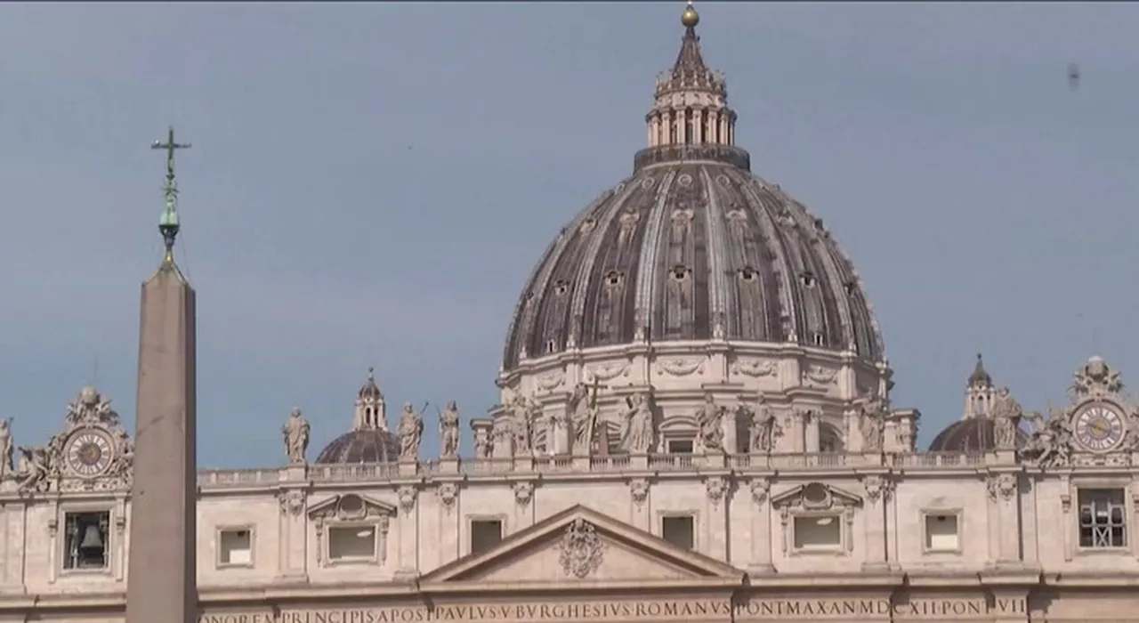Piazza San Pietro si prepara al Conclave: l'arrivo dei fedeli