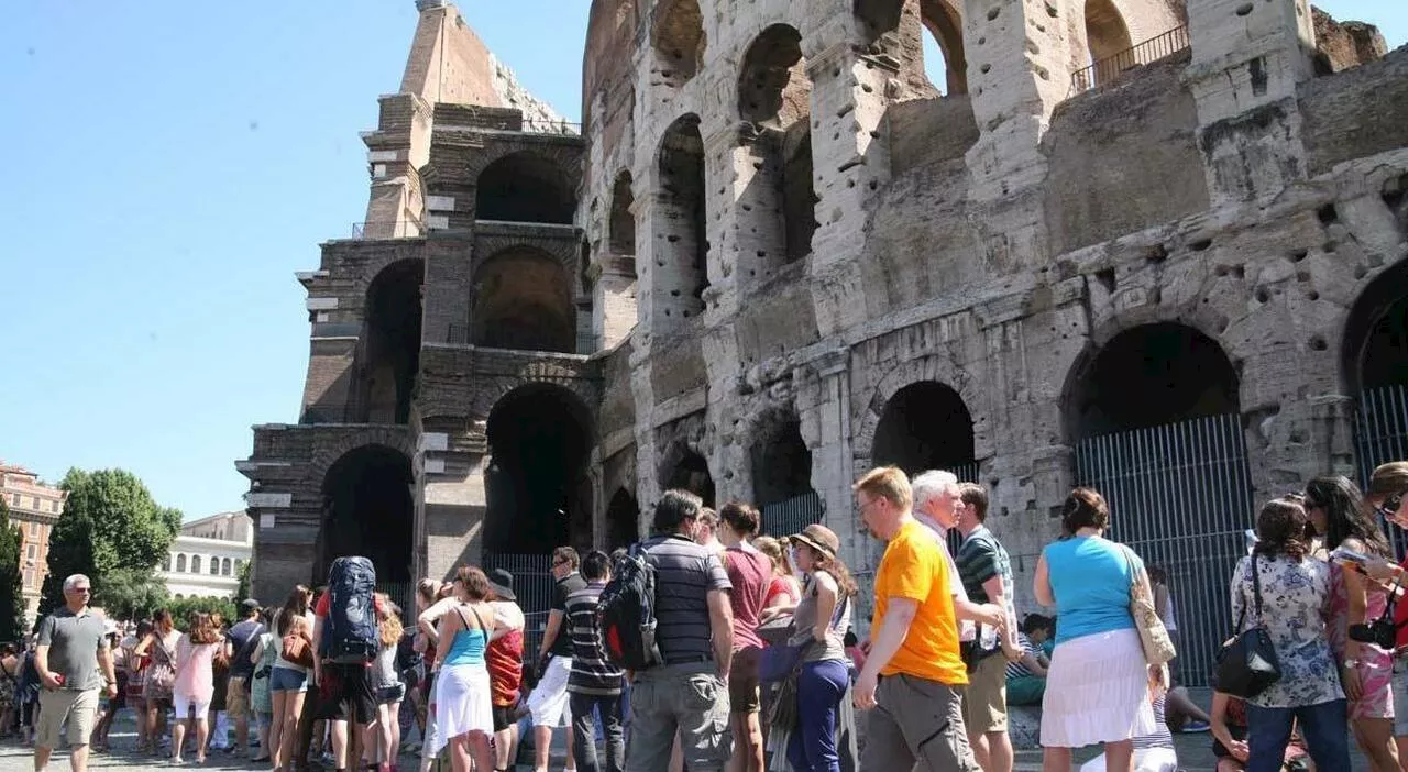 Roma, scavalca i cancelli al Colosseo ma cade e resta infilzato dall'inferriata: orrore davanti a decine di tu