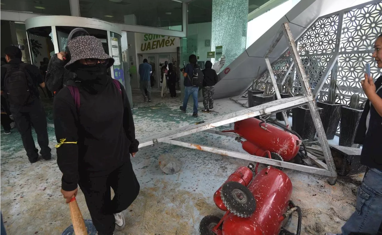 Marcha de estudiantes de UAEMex se torna violenta; bloque negro causa destrozos en edificio administrativo