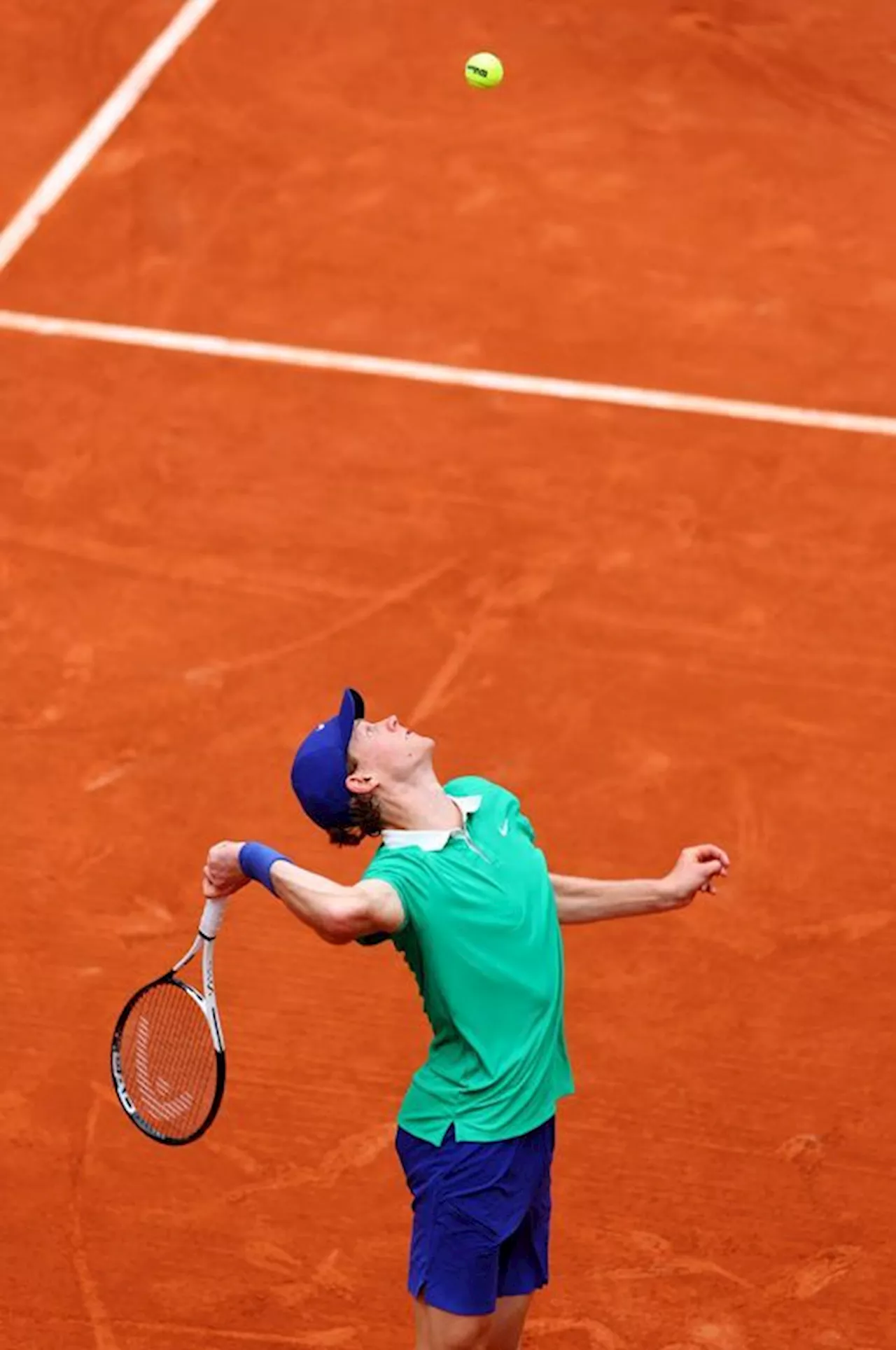 Tennis-Sinner singes Lehecka, Pegula prevails on overcast day at French Open