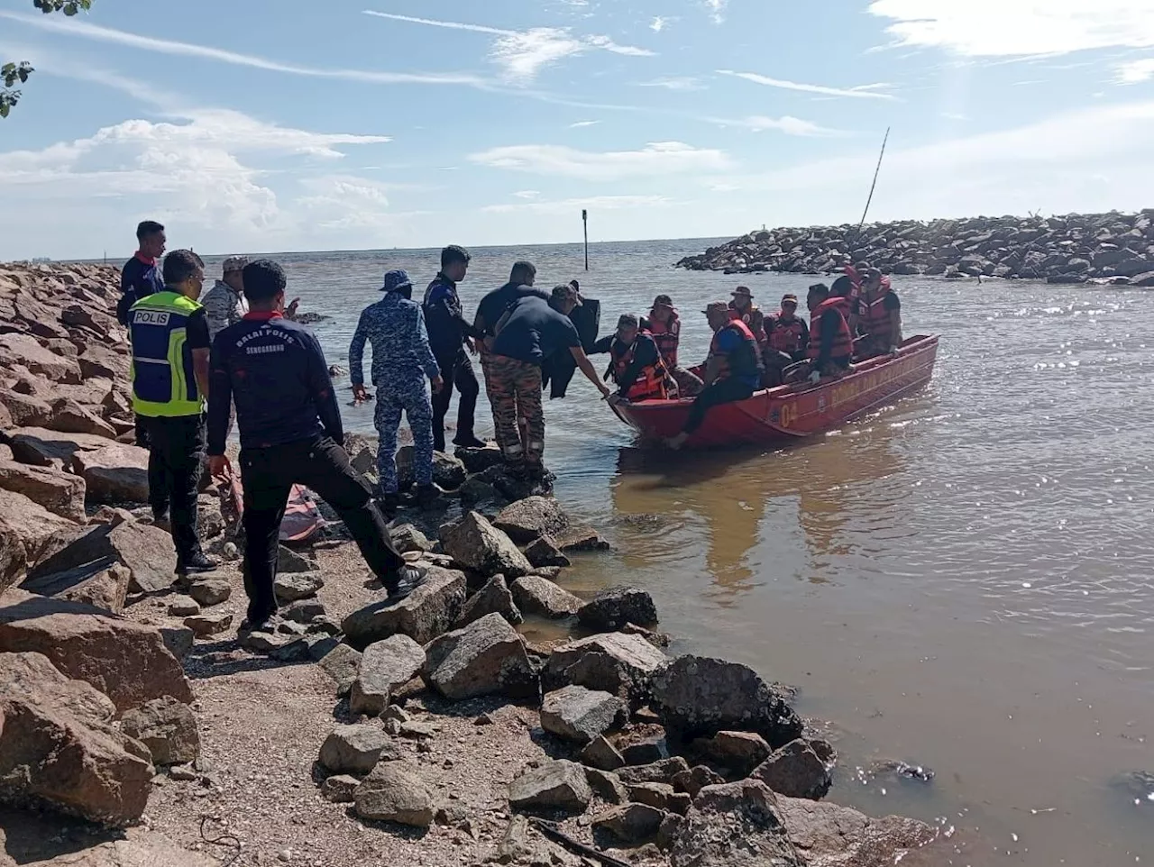 Man drowns after kelong collapses in Batu Pahat