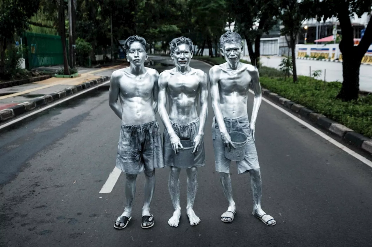 A day in the life of Jakarta’s ‘manusia silver’, the painted beggars who struggle for a dignified future