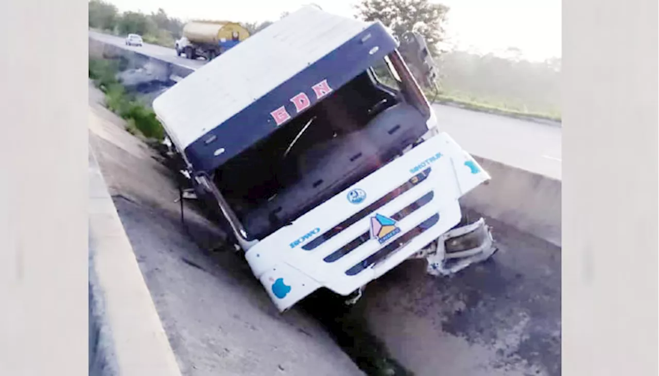 One dead, two injured as bus rams into pole in Lagos
