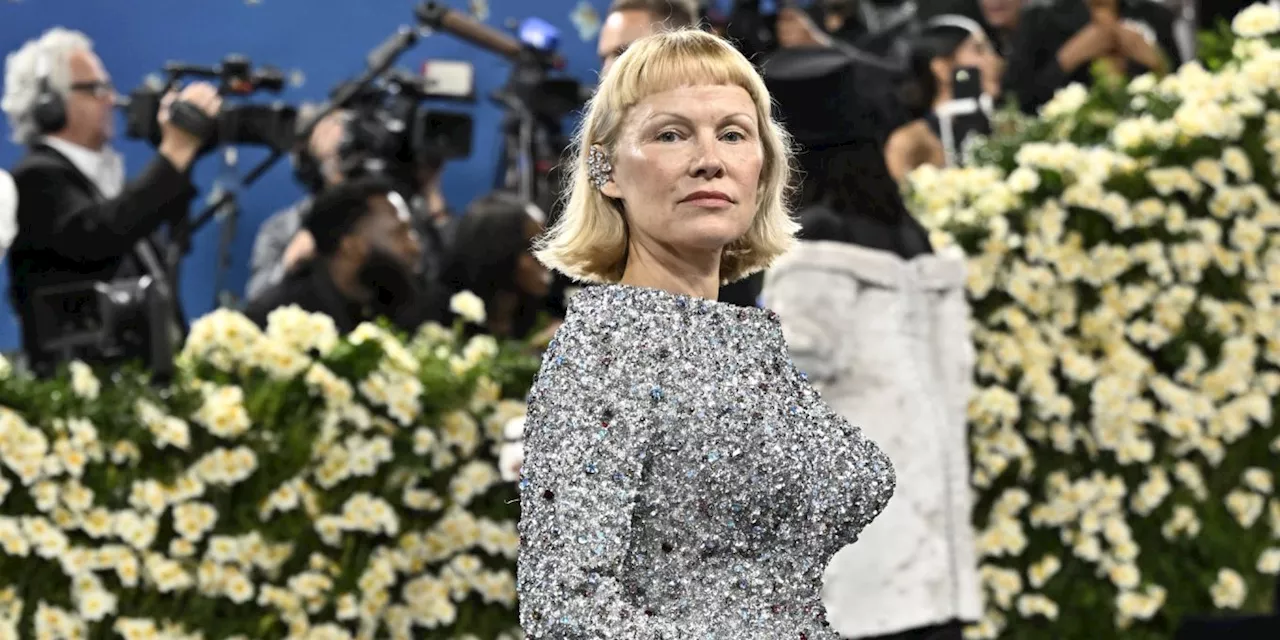Pamela Anderson überrascht bei der Met Gala 2025 mit radikalem Bob