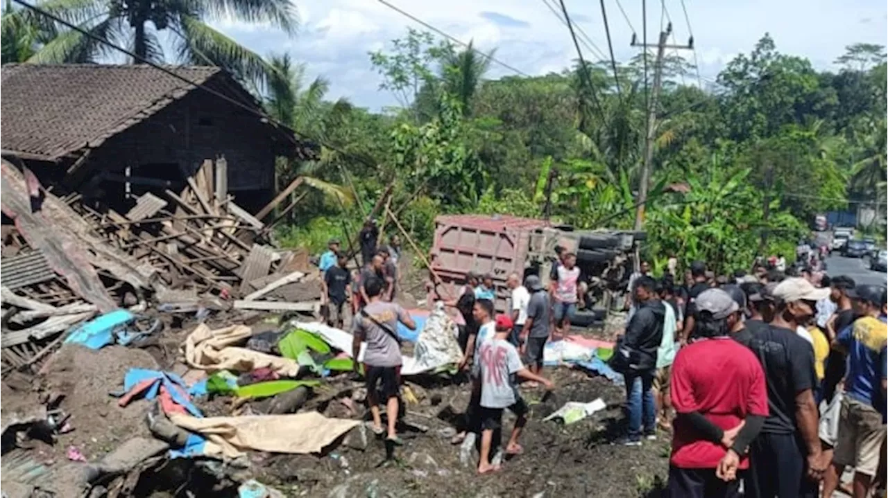Truk Tronton Tabrak Angkot dan Rumah di Purworejo, 11 Orang Tewas