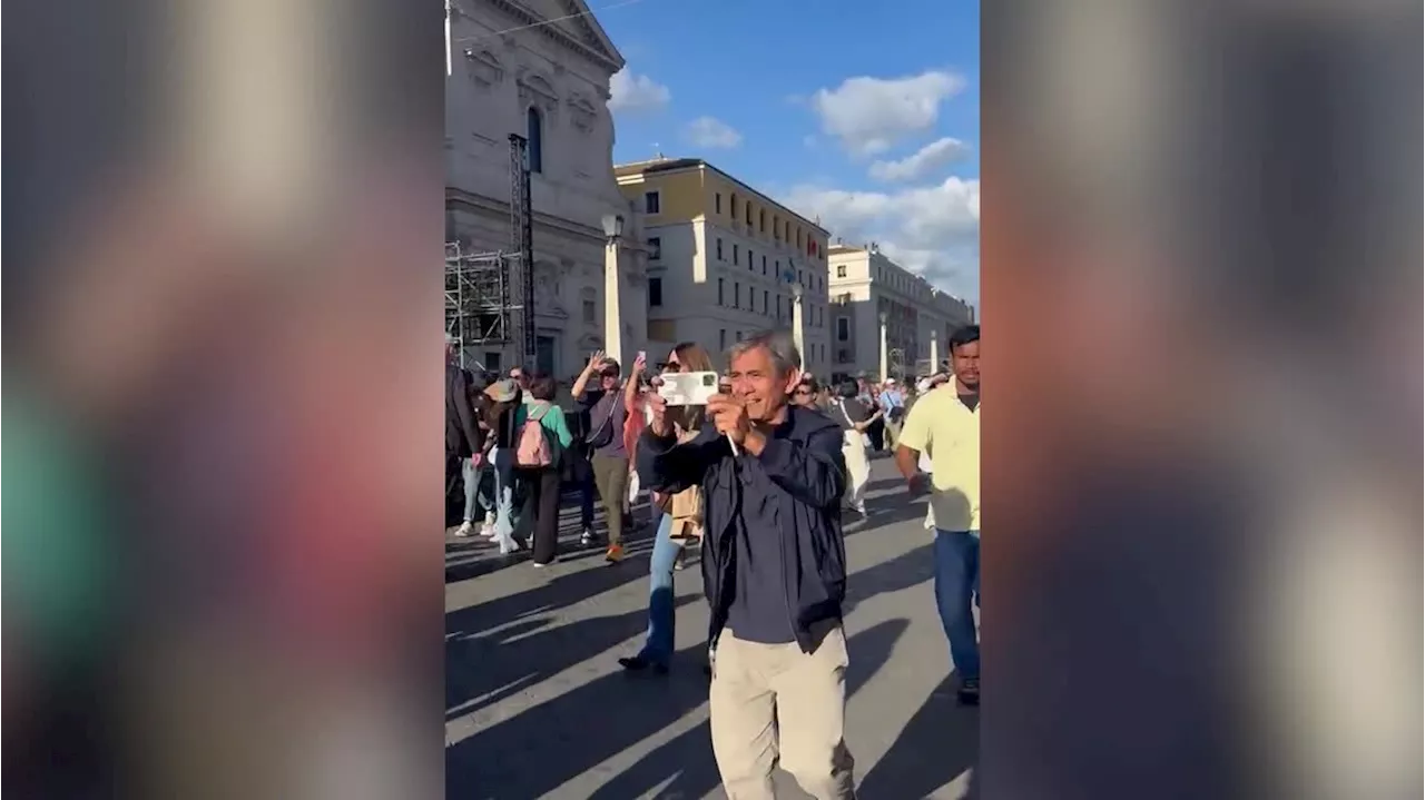 Fumata bianca, i fedeli corrono verso piazza San Pietro