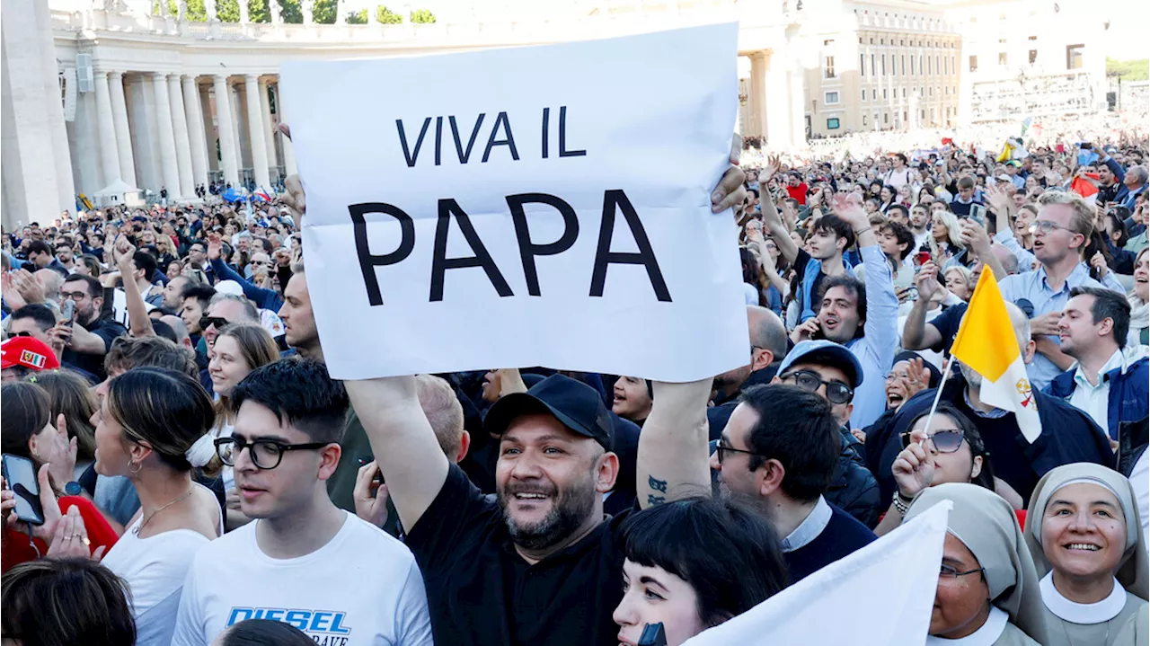 La folla a San Pietro in festa, le suore ballano, fedeli piangono di gioia, bambini fanno girotondi