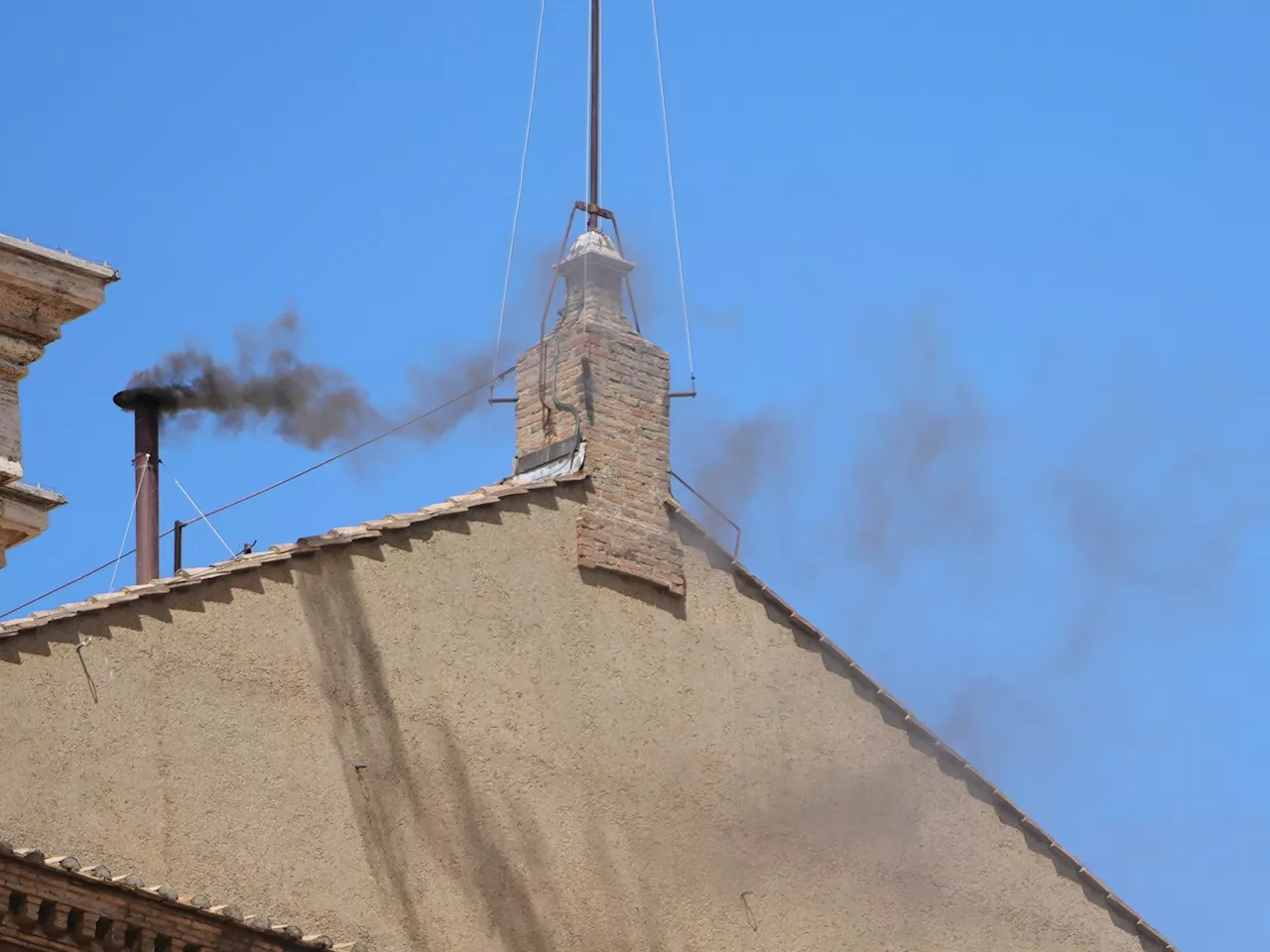 Fumata negra en dos nuevas votaciones en el Cónclave para elegir Papa: ¿habrá humo blanco por la tarde?