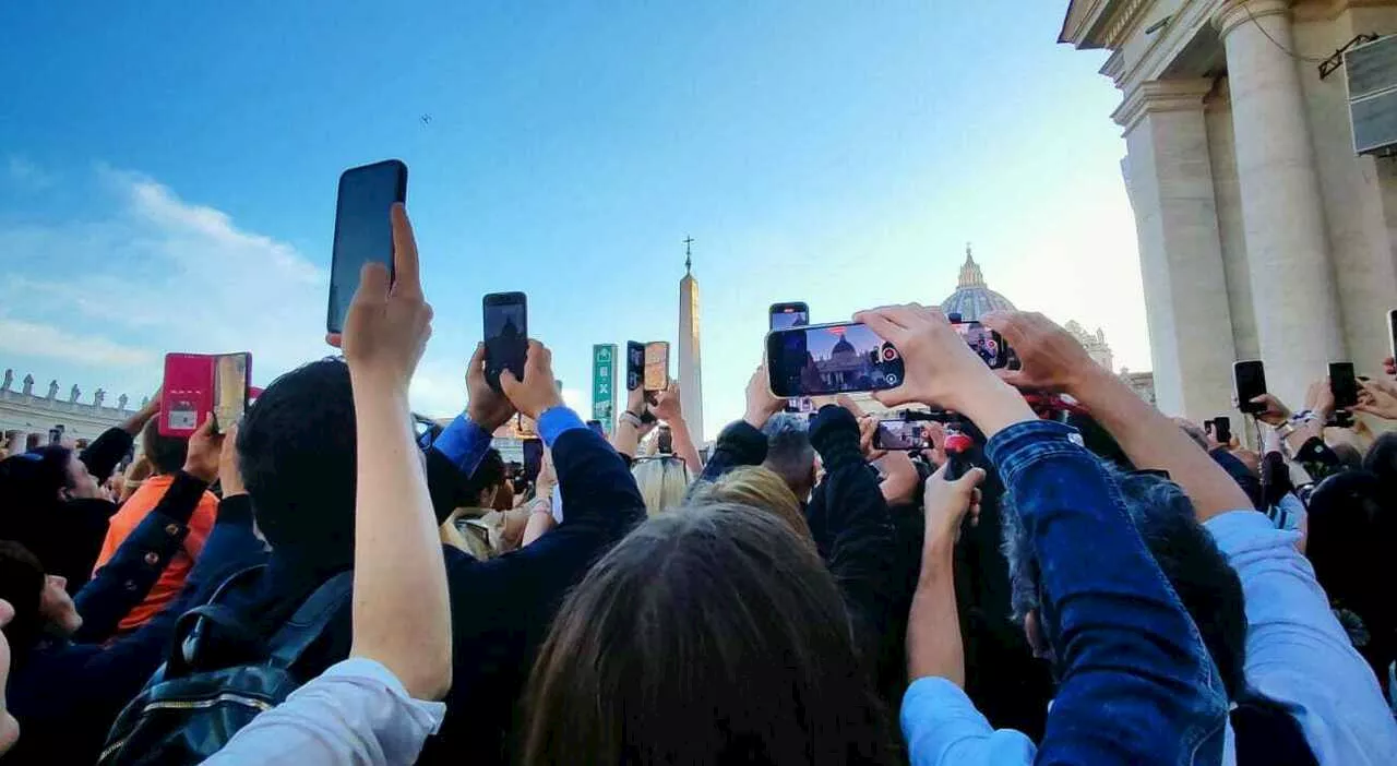 Papa Leone XIV, l'emozione e la sorpresa della piazza: «Papa Leone si è commosso, è uno di noi»
