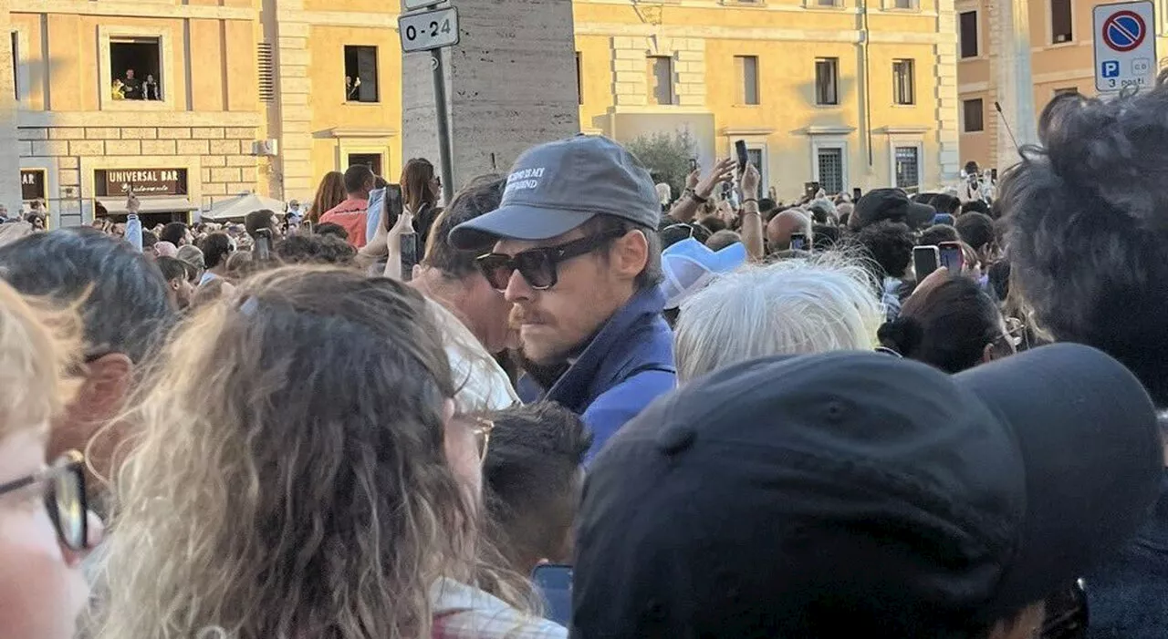Harry Styles a San Pietro per l'elezione del nuovo Papa Leone XIV: la foto della fan e il famoso cappellino
