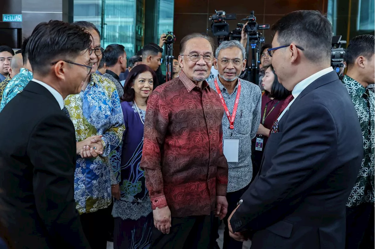 Anwar calls for stronger Asean research ties to reduce medical costs